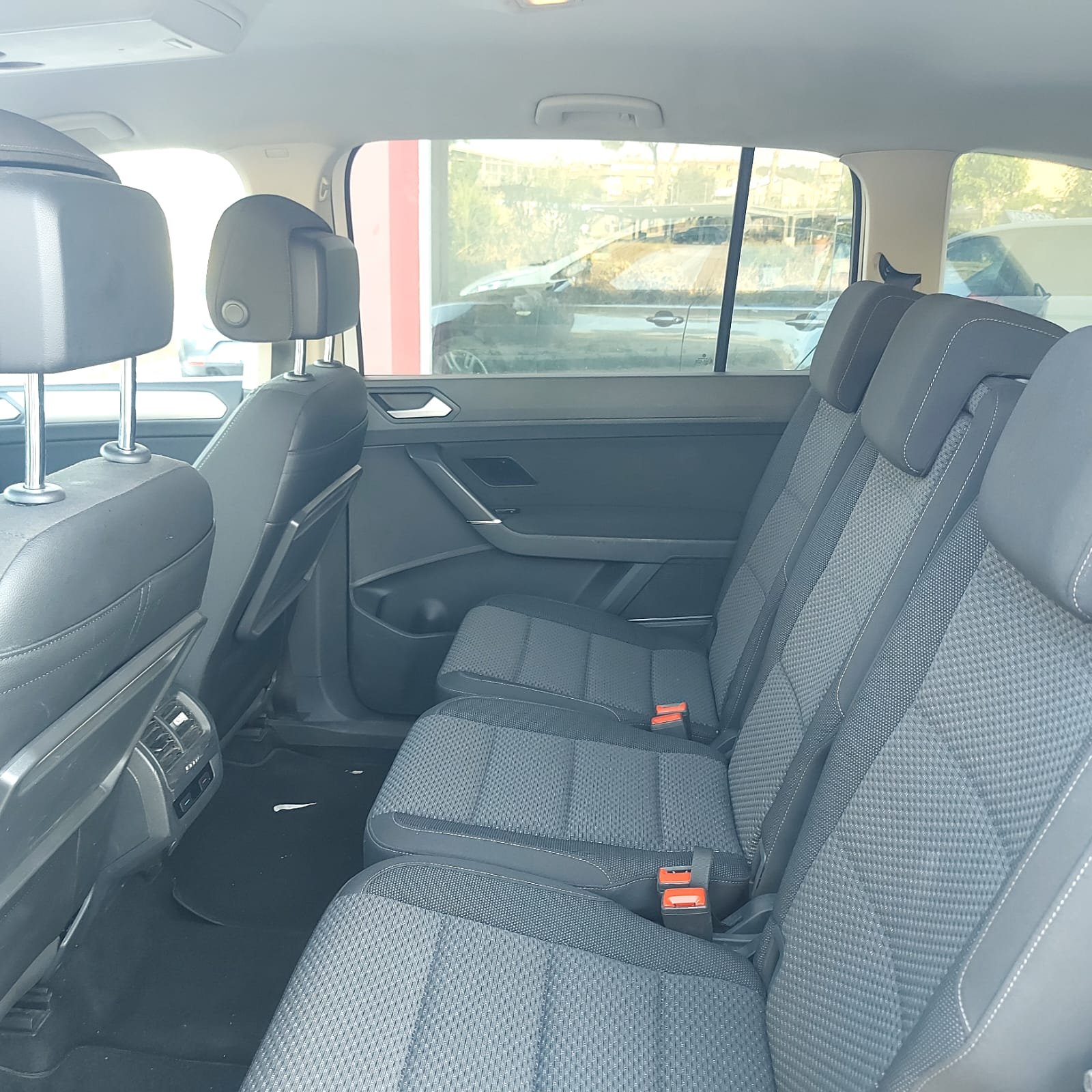 
								VOLKSWAGEN TOURAN full									