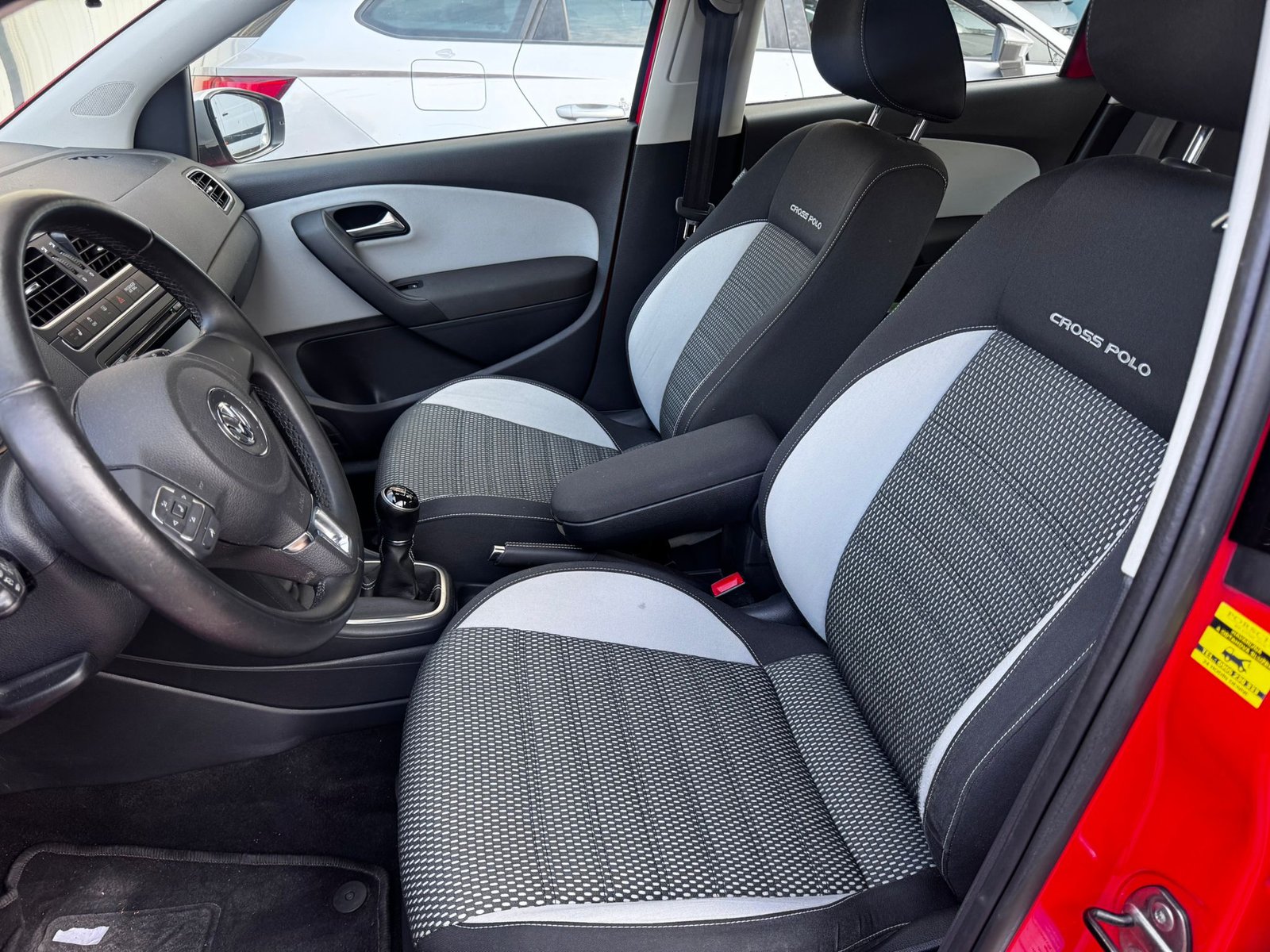 
								Volkswagen Polo full									