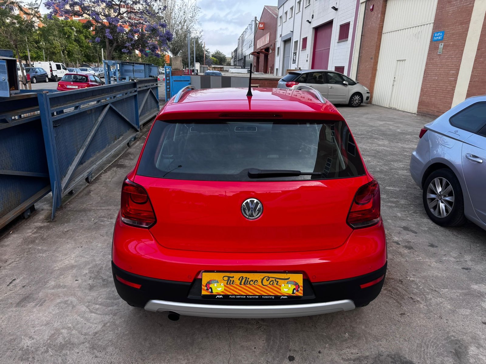 
								Volkswagen Polo full									