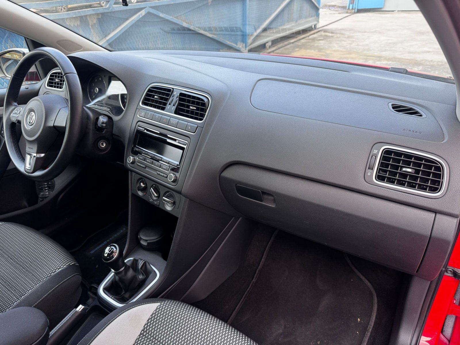 
								Volkswagen Polo full									