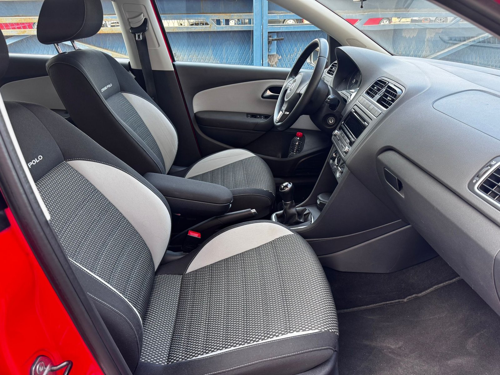 
								Volkswagen Polo full									